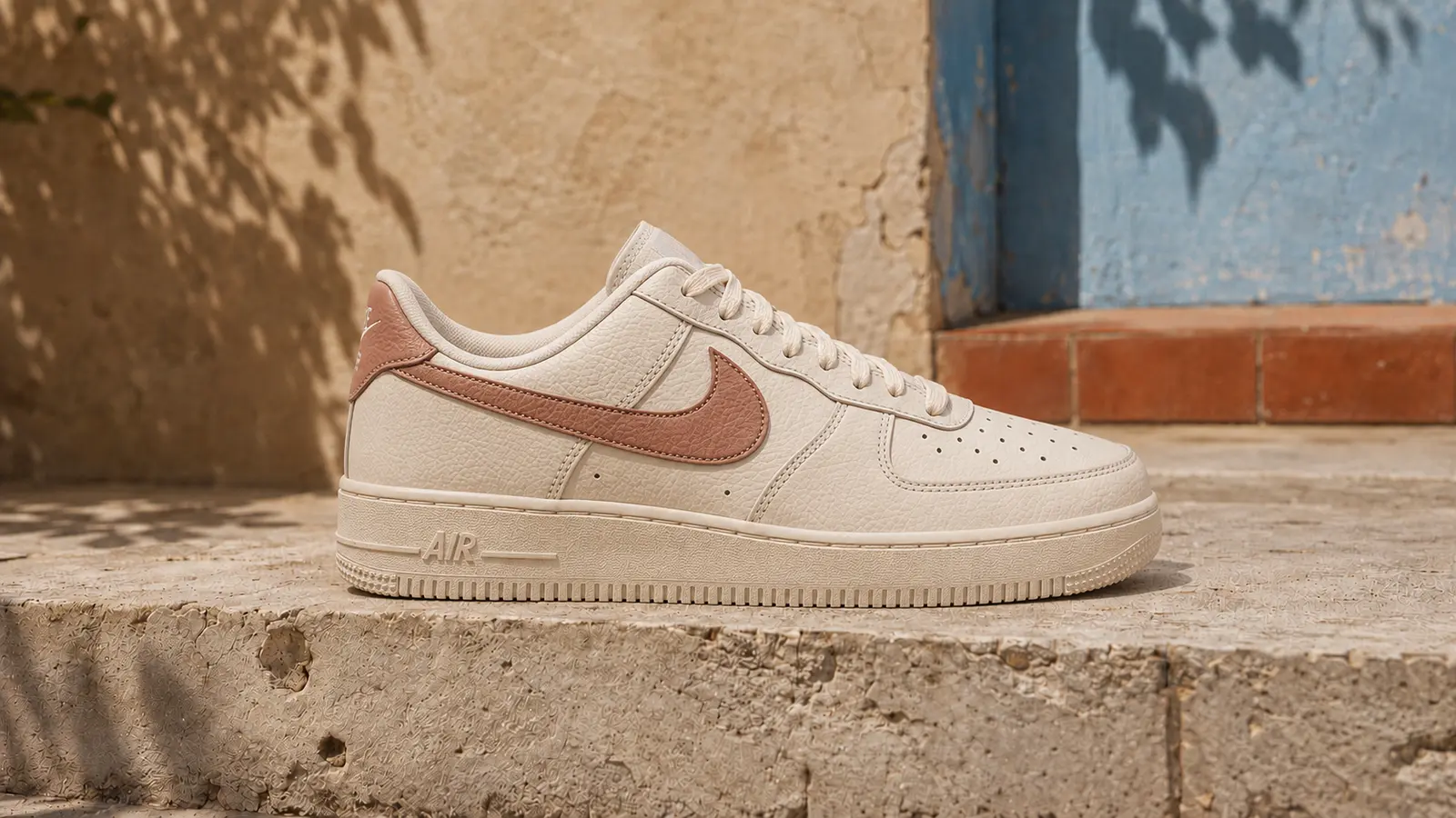 Nike Air Force 1 patike u krem boji s roza detaljima